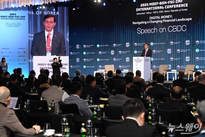 이창용 한국은행 총재가 15일 오전 서울 종로구 포시즌스호텔에서 열린 '2023 MOEF-BOK-FSC-IMF' 국제콘퍼런스에서 '디지털화폐 : 변화하는 금융환경 탐색' 주제로 기조연설을 하고 있다. 사진=강민석 기자 kms@newsway.co.kr