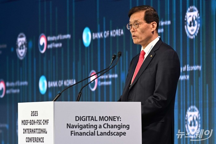 이창용 한국은행 총재가 15일 오전 서울 종로구 포시즌스호텔에서 열린 '2023 MOEF-BOK-FSC-IMF' 국제콘퍼런스에서 '디지털화폐 : 변화하는 금융환경 탐색' 주제로 기조연설을 하고 있다. 사진=강민석 기자 kms@newsway.co.kr