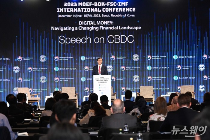 이창용 한국은행 총재가 15일 오전 서울 종로구 포시즌스호텔에서 열린 '2023 MOEF-BOK-FSC-IMF' 국제콘퍼런스에서 '디지털화폐 : 변화하는 금융환경 탐색' 주제로 기조연설을 하고 있다. 사진=강민석 기자 kms@newsway.co.kr