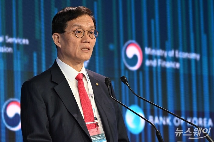 이창용 한국은행 총재가 15일 오전 서울 종로구 포시즌스호텔에서 열린 '2023 MOEF-BOK-FSC-IMF' 국제콘퍼런스에서 '디지털화폐 : 변화하는 금융환경 탐색' 주제로 기조연설을 하고 있다. 사진=강민석 기자 kms@newsway.co.kr