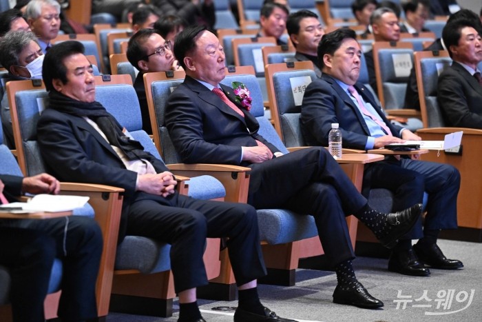 (왼쪽 두 번째)김상수 대한건설협회 회장이 15일 오후 서울 강남구 대한건설협회에서 열린 '2023회계연도 제3회 임시총회'에서 참석해 자리하고 있다. 사진=강민석 기자 kms@newsway.co.kr