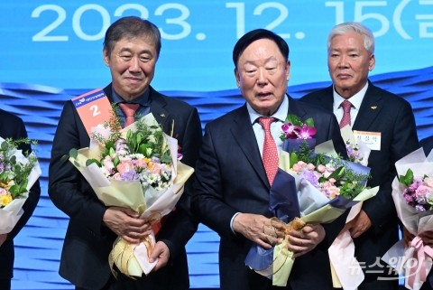기념촬영 하는 김상수 협회장·한승구 차기 협회장
