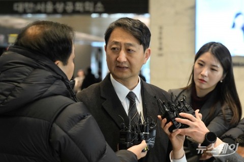 취재진 질의 답변하는 안덕근 산업부 장관 후보자