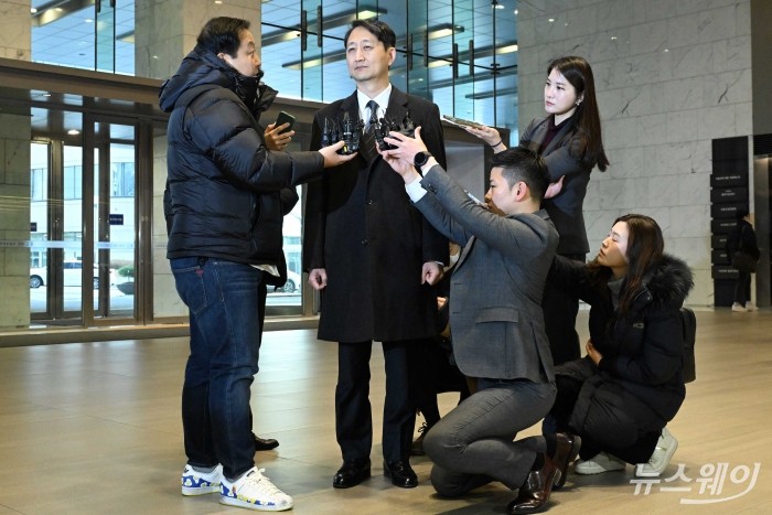 안덕근 산업통상자원부 장관 후보자가 18일 오전 서울 중구 대한상공회의소에 마련된 임시 집무실로 출근을 하고 있는 가운데 취재진의 질의를 듣고 있다. 사진=강민석 기자 kms@newsway.co.kr