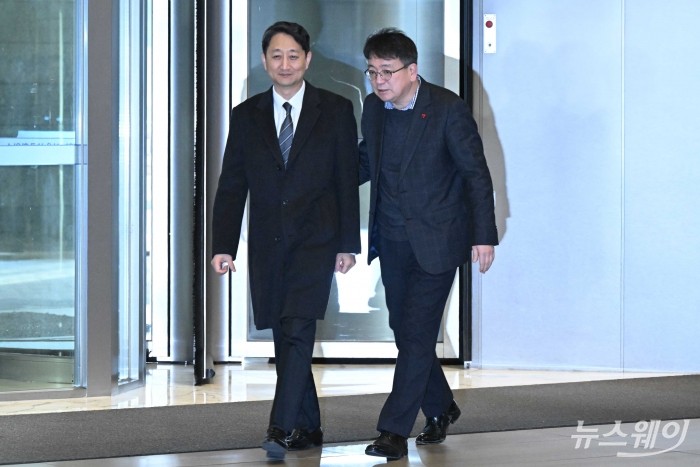 (왼쪽)안덕근 산업통상자원부 장관 후보자가 18일 오전 서울 중구 대한상공회의소에 마련된 임시 집무실로 출근을 하고 있다. 사진=강민석 기자 kms@newsway.co.kr