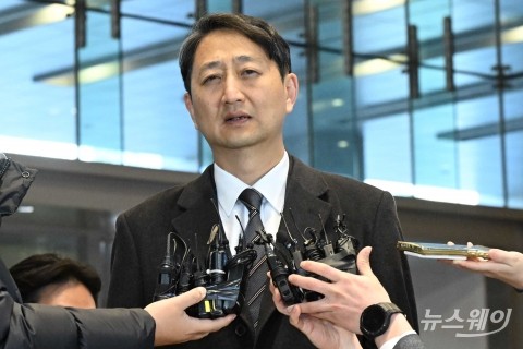 집무실 출근 중 취재진 질의 답변하는 안덕근 산업장관 후보자