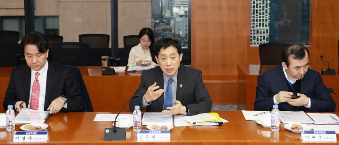 김주현 금융위원장(가운데)이 18일 오후 서울 중구 한국금융연구원에서 개최한 금융위-연구기관장 간담회에서 내년도 금융시장 여건 및 금융정책 과제에 대해 논의하고 있다. 사진=금융위원회 제공