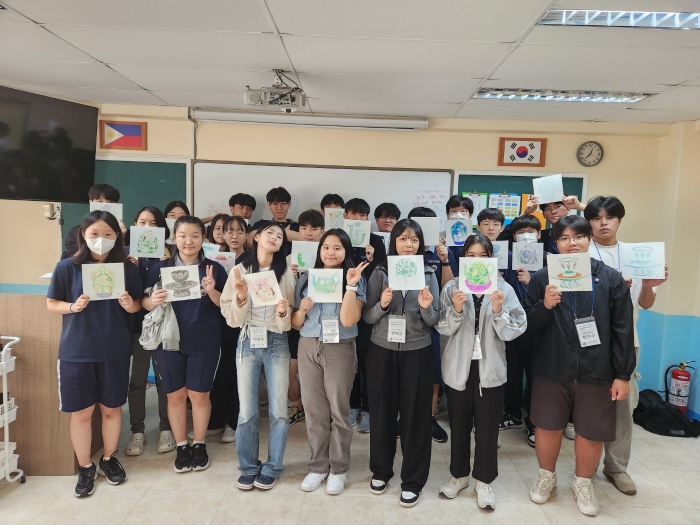 다문화 학생들이 마닐라의 마누엘 로하스 중고등학교에서 교류 활동 후, 기념 촬영하고 있다.