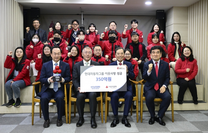 (가장 앞쪽 줄 왼쪽부터) 현대차그룹 김걸 사장, 현대차그룹 정의선 회장, 사회복지공동모금회 김병준 회장, 사회복지공동모금회 황인식 사무총장 등이 지난 18일 서울시 중구에 위치한 사회복지공동모금회 사랑의열매 회관에서 '희망2024나눔캠페인' 성금 전달식을 가진 뒤 기념촬영을 하고 있다. 사진=현대차그룹 제공
