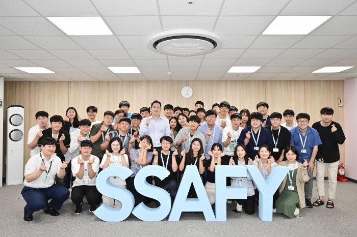2019년 8월 이재용 삼성전자 회장(당시 부회장)이 '삼성청년SW아카데미' 광주캠퍼스를 방문해 소프트웨어 교육 현장을 참관하고 교육생들을 격려하고 있다. 사진=삼성 제공