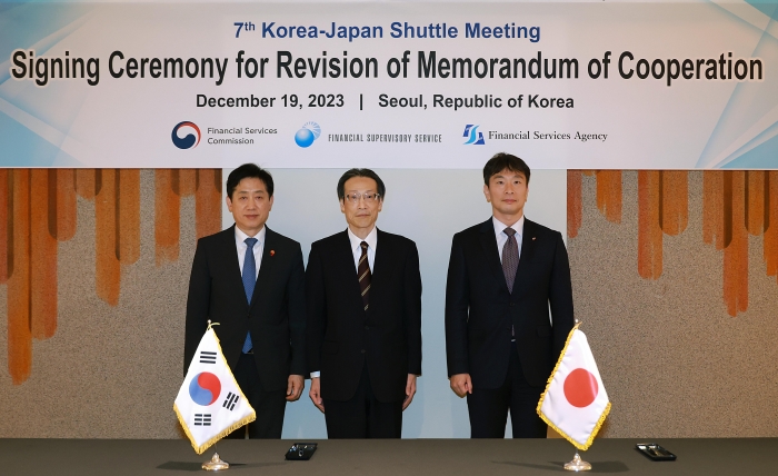 19일 김주현 금융위원장(왼쪽부터)과 쿠리타 테루히사 일본 금융청 청장, 이복현 금융감독원장이 양국 간 금융감독협력 양해각서를 개정하고 기념 촬영을 하고 있다. 사진=금융위원회 제공
