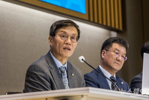 물가안정목표 운영상황 질의에 답하는 이창용 한은 총재