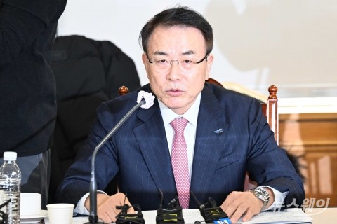 "역대 최대 규모 지원"...민생금융지원 방안 이끈 조용병 은행연합회장