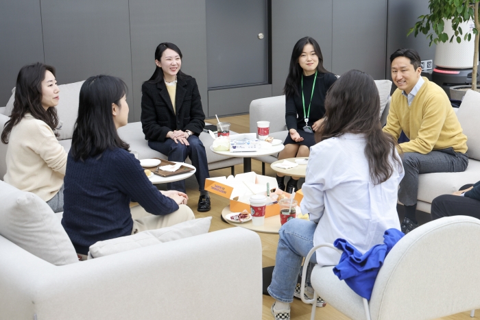 HD현대 정기선 부회장이 최근 사내어린이집에 자녀를 등원시키는 여성 직원들과 간담회를 가졌다. 사진=HD현대 제공