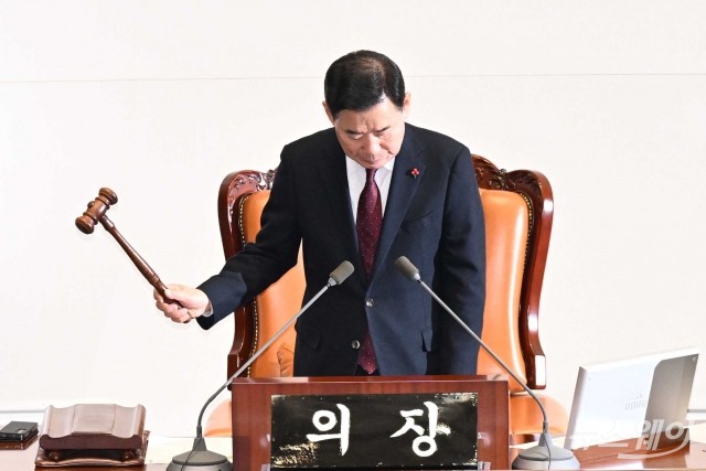 제411회국회(임시회) 제2차 본회의···의사봉 두드리는 김진표 의장