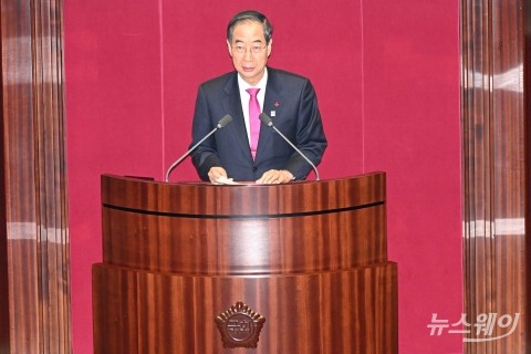 본회의에서 정부측 인사하는 한덕수 국무총리