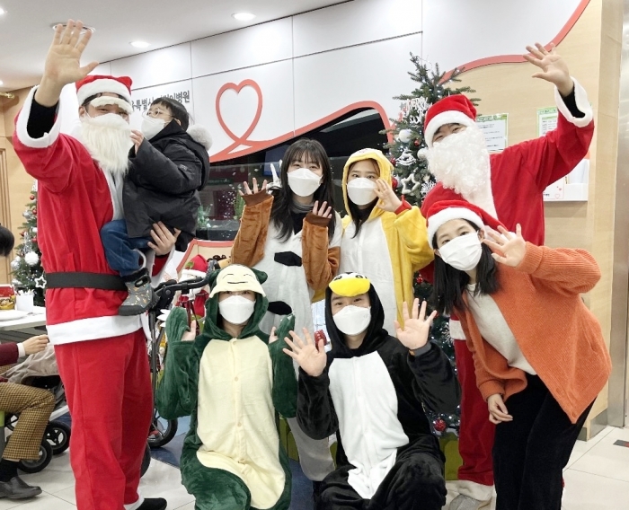 HK이노엔은 크리스마스를 맞이해 지난 21일 서울특별시 어린이병원 환아들에게 특별한 선물을 증정하는 '몰래 온 산타' 캠페인을 진행했다. 사진=HK이노엔