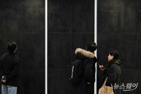 '서울아트쇼'에 설치된 현대미술 감상하는 관람객들
