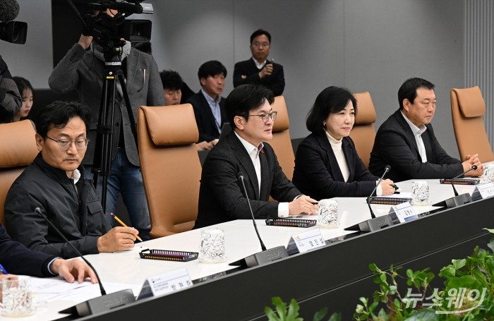 박상우 국토교통부 장관이 28일 오전 출근길 김포골드라인 현장점검을 마치고 한국공항공사 대회의실에서 열린 혼잡완화 방안 논의 간담회에서 발언하고있다. 사진=이수길 기자 Leo2004@newsway.co.kr