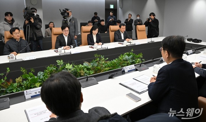 박상우 국토교통부 장관이 28일 오전 김포골드라인 출근길 현장점검을 마치고 한국공항공사 대회의실에서 열린 혼잡완화 방안 논의 간담회에서 발언하고 있다. 사진=이수길 기자 Leo2004@newsway.co.kr