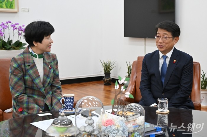 박상우 신임 국토교통부 장관이 28일 오후 서울 여의도 국회에서 김영주 국회 부의장을 예방해 대화하고 있다. 사진=이수길 기자 Leo2004@newsway.co.kr