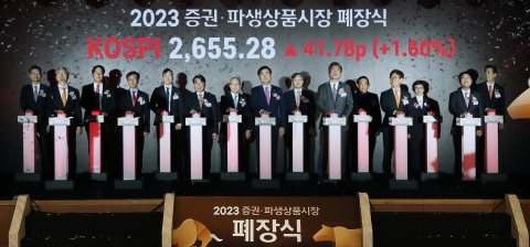 2차전지 강세에 1년 만에 상승 마감한 코스피