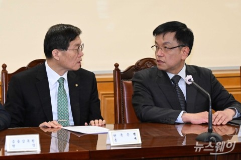 거시경제·금융현안 간담회에서 대화 나누는 최상목 경제부총리·이창용 한은 총재