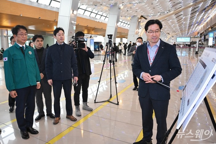 박상우 국토교통부 장관이 29일 오후 서울 강서구 김포국제공항 국내선청사에서 열린 시설안전 및 설해대책 현장점검에 참석해 관계자로부터 '23년도 연말연시 수송대책'보고를 받고 있다. 사진=이수길 기자 Leo2004@newsway.co.kr