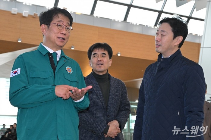 박상우 국토교통부 장관이 29일 오후 서울 강서구 김포국제공항 국내선청사에서 열린 시설안전 및 설해대책 현장점검에 참석해 윤형중 한국공항공사 사장과 대화하고있다. 사진=이수길 기자 Leo2004@newsway.co.kr