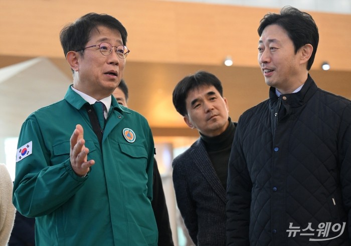 박상우 국토교통부 장관이 29일 오후 서울 강서구 김포국제공항 국내선청사에서 열린 시설안전 및 설해대책 현장점검에 참석해 윤형중 한국공항공사 사장과 대화하고있다. 사진=이수길 기자 Leo2004@newsway.co.kr