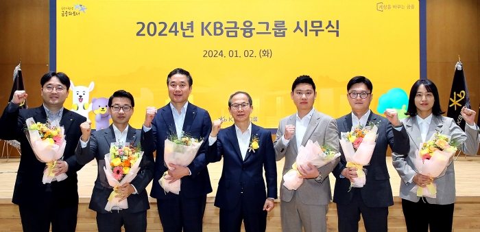 양종희 KB금융그룹 회장(왼쪽에서 네번째)이 올해의 KB스타상을 수상한 직원들과기념촬영을 하고 있다. 사진=KB금융
