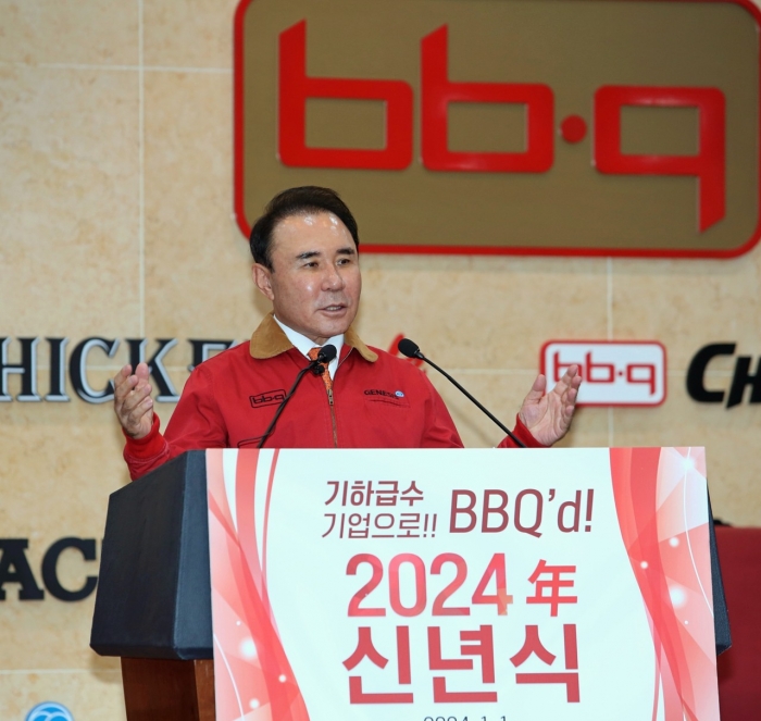윤홍근 회장이 _2024 갑진년 신년식_에서 신년사를 발표하고 있다. 자료=BBQ 제공