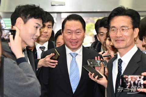 취재진 질문에 미소 짓는 최태원 대한상공회의소 회장