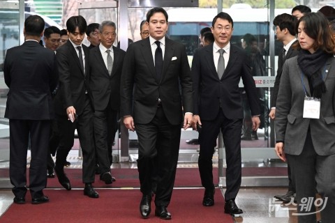 정용진, 美서 귀국 &quot;트럼프 취임식 방문 의향 있다&quot;