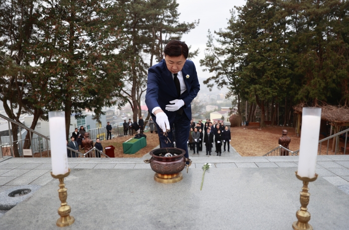 김철우 보성군수가 2024년 갑진년 새해를 맞아 2일 보성현충탑 참배를 하고 있다.