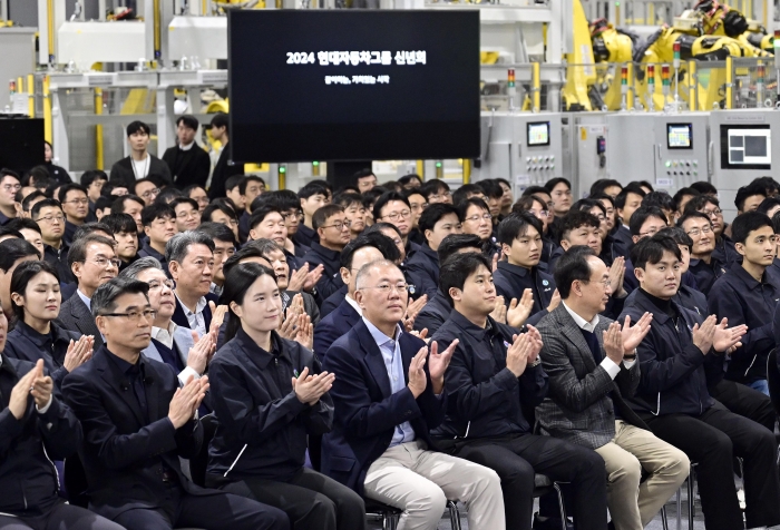 정의선 현대차그룹 회장을 비롯한 임직원들이 3일 오전 기아 오토랜드 광명에서 열린 2024년 신년회에 참석하고 있다. 사진=현대차그룹 제공