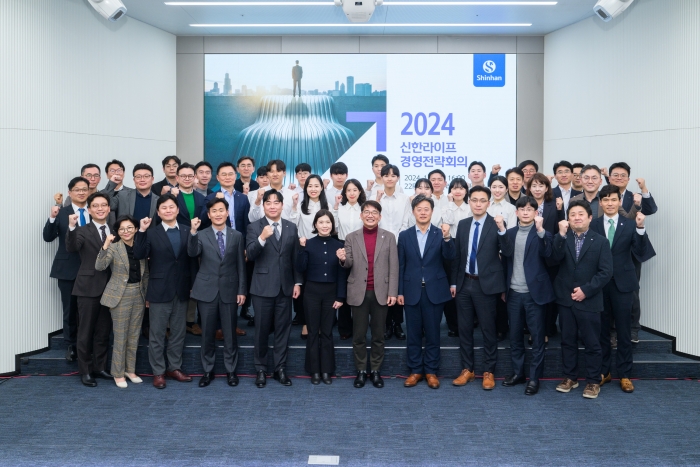 신한라이프는 2일 서울시 중구 신한라이프 본사에서 임부서장 및 자회사 대표, 신입사원 등 약 100여 명이 참석한 가운데 2024년 경영전략회의를 개최했다. 사진=신한라이프 제공