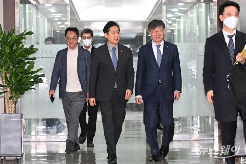 서민금융지원 현장 간담회 향하는 김주현 위원장·이재연 원장