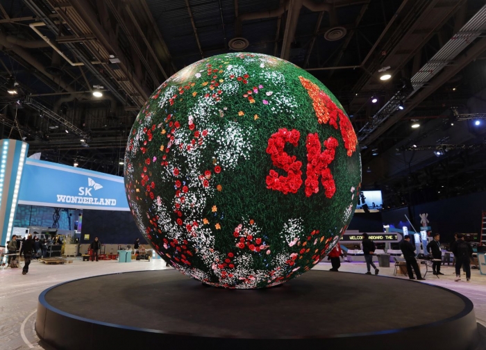 SK그룹이 9일 미국 라스베이거스에서 열리는 'CES 2024'에서 세계 최고 수준의 탄소감축과 AI기술을 공개한다. 사진은 'CES2024' SK그룹관에서 전시 주제 영상을 상영하는 구형 LED 'Wonder Globe'. 사진=SK 제공