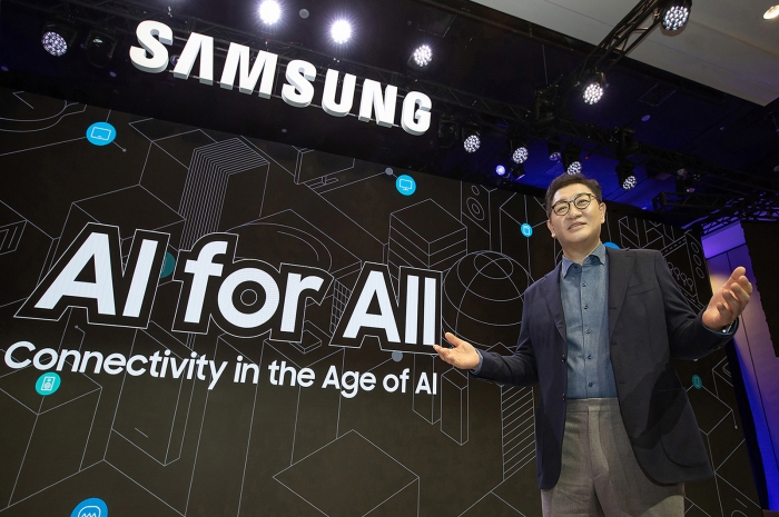 삼성전자 한종희 대표이사 부회장이 '모두를 위한 AI: 일상 속 똑똑한 초연결 경험('AI for All: Connectivity in the Age of AI)'를 주제로 열린 삼성 프레스 컨퍼런스에서 연설을 하고 있다. 사진=삼성전자 제공