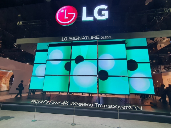 LG전자가 IT·가전 전시회 CES 2024에서 세계 첫 무선 투명 OLED TV 'LG 시그니처 올레드 T'를 공개했다. 사진=LG전자 제공