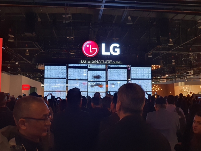 LG전자 CES 부스를 찾은 관람객들이 세계 첫 무선 투명 OLED TV인 'LG 시그니처 올레드 T'에 관심을 드러내고 있다. 사진=김현호 기자