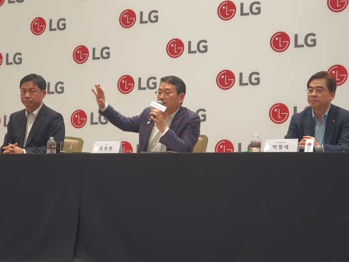 (왼쪽부터) LG전자 류재철 H&A사업본부장, 조주완 CEO, 박형세 HE사업본부장. 사진=김현호 기자