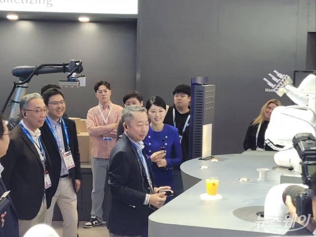 박정원 두산 회장, 로봇이 만든 칵테일에 감탄···"AI 기술 관심많다"