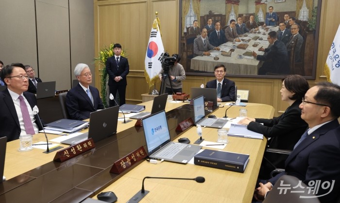 (오른쪽 세 번째)이창용 한국은행 총재가 11일 오전 서울 중구 한국은행에서 열린 금융통화위원회를 주재하고 있다. 사진=사진공동취재단