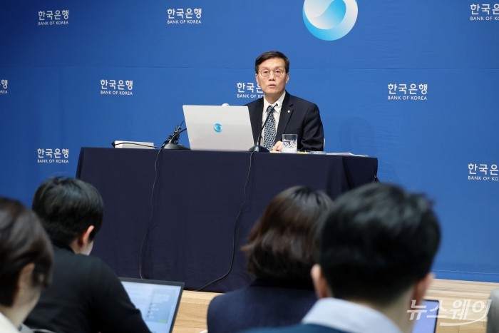 이창용 한은 총재가 11일 오전 서울 중구 한국은행에서 기자간담회를 갖고 있다. 사진=사진공동취재단