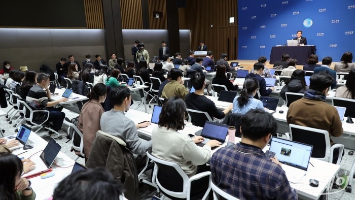 이창용 한은 총재가 11일 서울 중구 한국은행에서 기자간담회를 갖고 있다. 사진=사진공동취재단