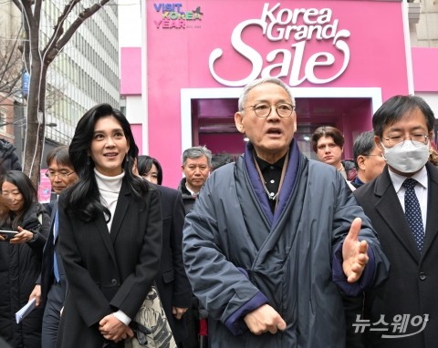 명동 둘러보는 유인촌 장관과 이부진 한국방문의 해 위원장