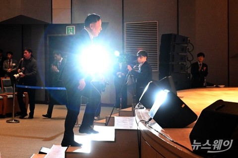 '올해 건설인 경영 과제 발표' 하기 위해 연단 오르는 김상수 건협 회장