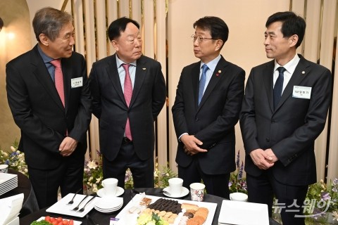 대화 나누는 박상우-김민기-김상수-한승구